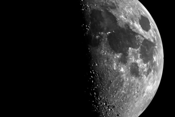 China encontra meteorito raro e molhado no lado oculto da Lua (Imagem: Gerada por IA/ Canva Pro)