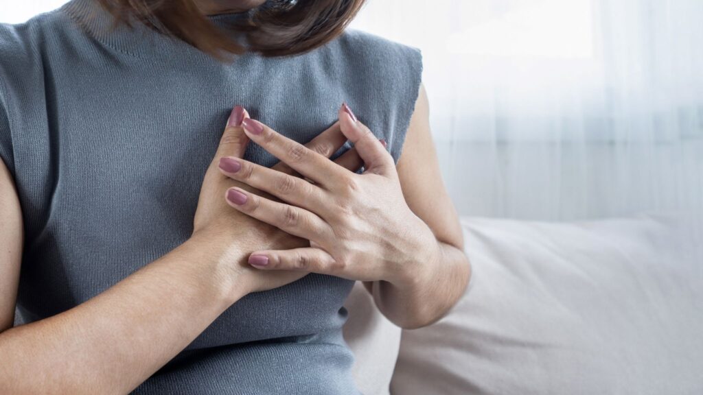 Cansaço e palpitações podem ser sinais de miocardite. (Foto: Doucefleur's via Canva)