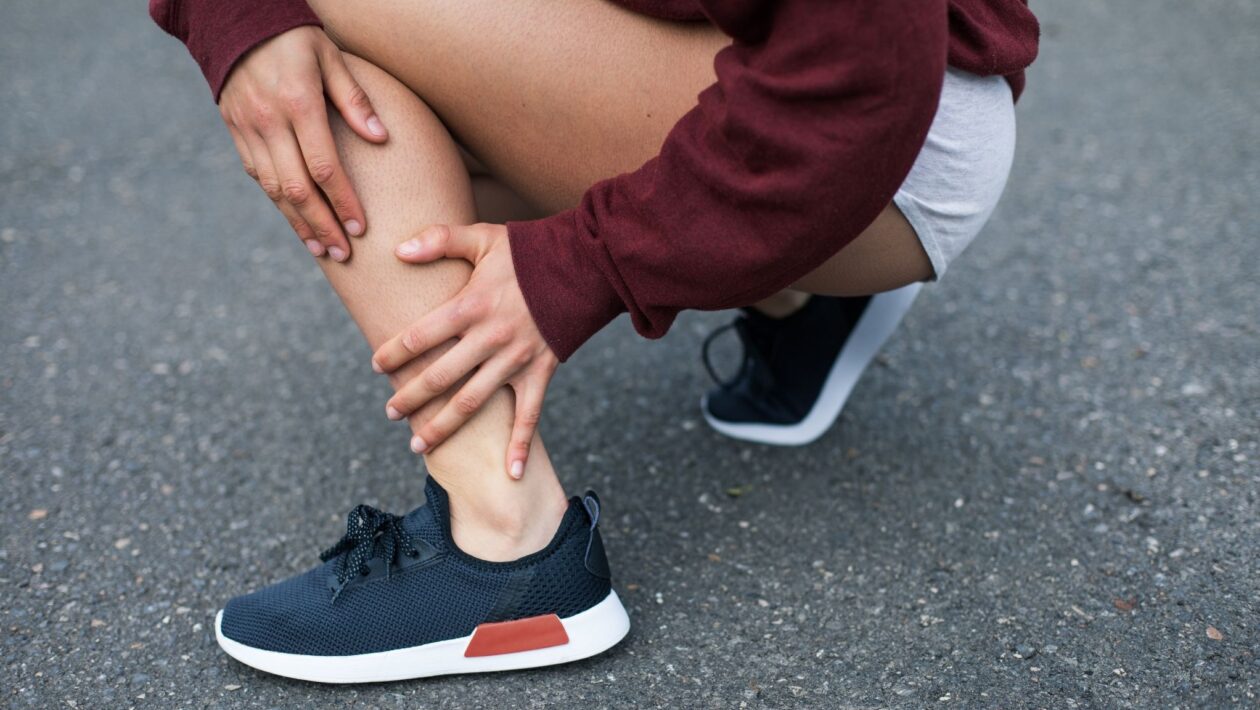 Sóleo: músculo que ajuda a bombear sangue sentado. (Foto: Getty Images via Canva)