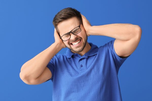 Sons como mastigação e cliques podem gerar ansiedade. (Foto: Pixelshot via Canva)