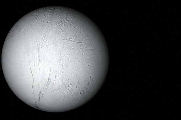 Nova análise reforça Encélado como forte candidato a vida alienígena (Imagem: Getty Images/ Canva Pro)