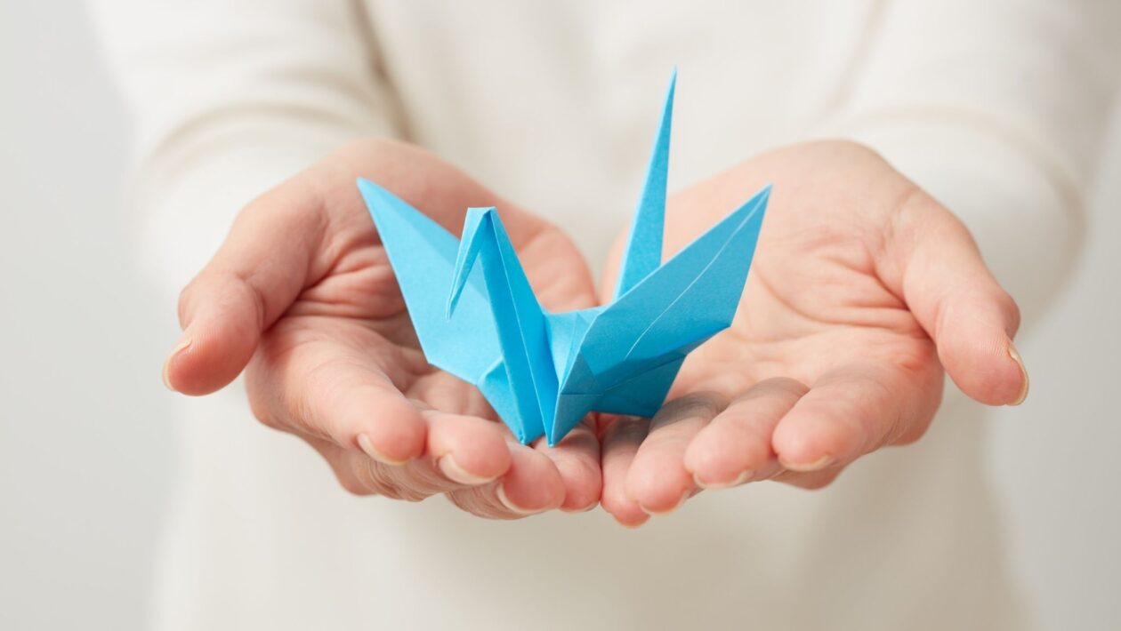 Pesquisadores usam origami para entender o Alzheimer. (Foto: Aflo Images via Canva)