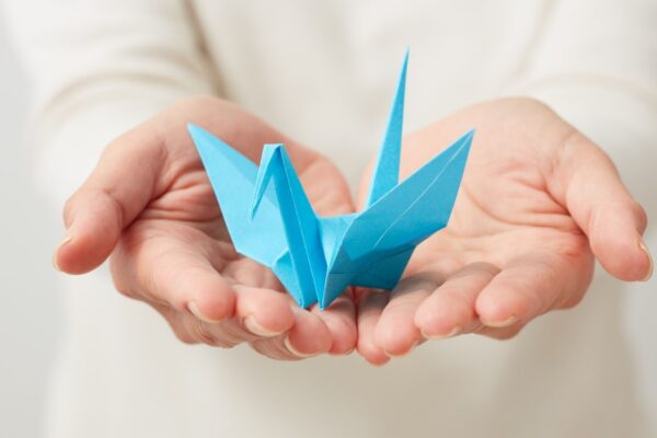 Pesquisadores usam origami para entender o Alzheimer. (Foto: Aflo Images via Canva)