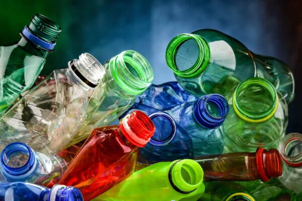 Plástico reciclado vira grafeno em milissegundos e promete energia limpa (Imagem: Getty Images/ Canva Pro)