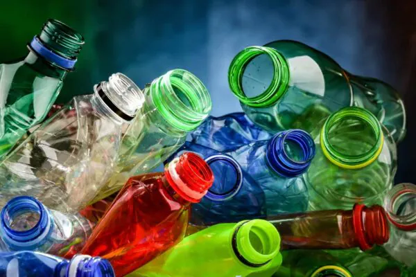 Plástico reciclado vira grafeno em milissegundos e promete energia limpa (Imagem: Getty Images/ Canva Pro)