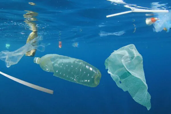 Plásticos nos oceanos podem permanecer por mais de 100 anos (Imagem: Getty Images/ Canva Pro)