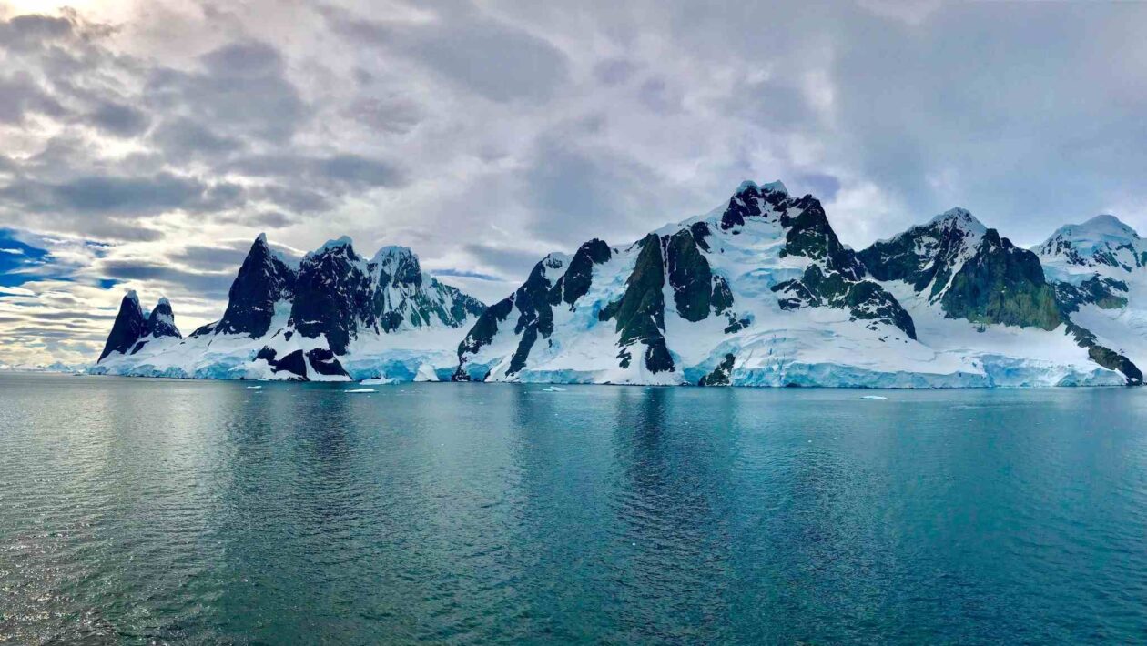 Pontos luminosos na Antártida mostram importância das microalgas no clima (Crédito: Getty Images/ Canva Pro)