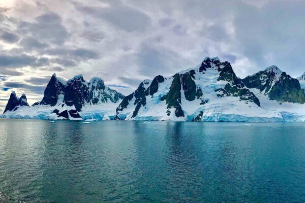 Pontos luminosos na Antártida mostram importância das microalgas no clima (Crédito: Getty Images/ Canva Pro)