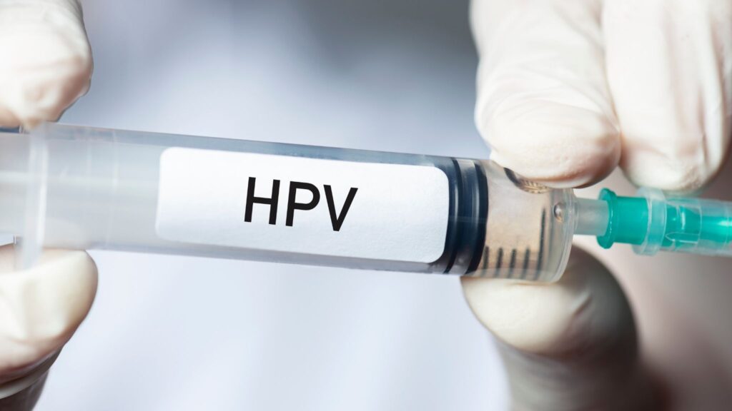 Tipos 16 e 18 do HPV causam 70% dos casos de câncer. (Foto: Getty Images via Canva)
