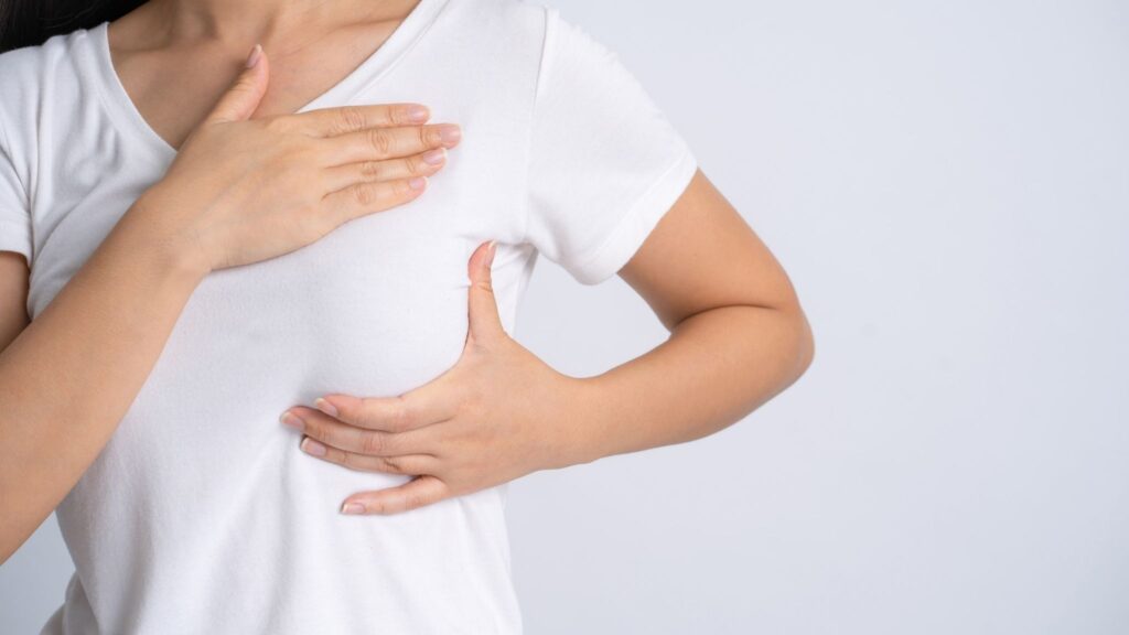 Reconstrução mamária pode ser feita pelo SUS. (Foto: PBX Studio via Canva)