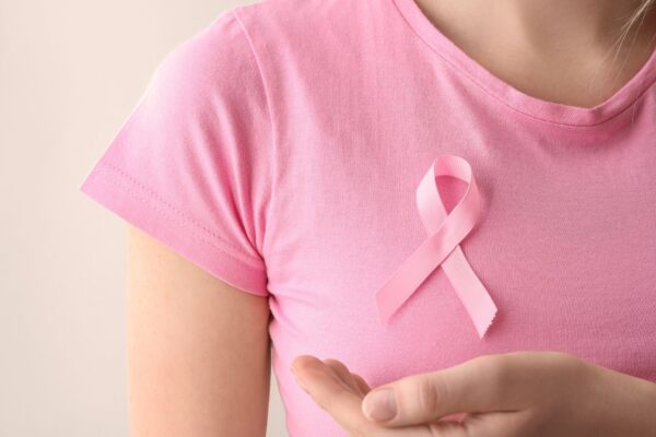 Cirurgia devolve autoestima e bem-estar às mulheres. (Foto: Pixelshot via Canva)