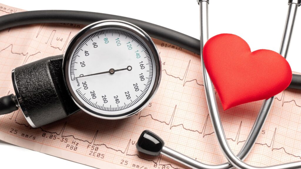 Menos bebidas alcoólicas protegem seu coração diariamente. (Foto: Getty Images via Canva)