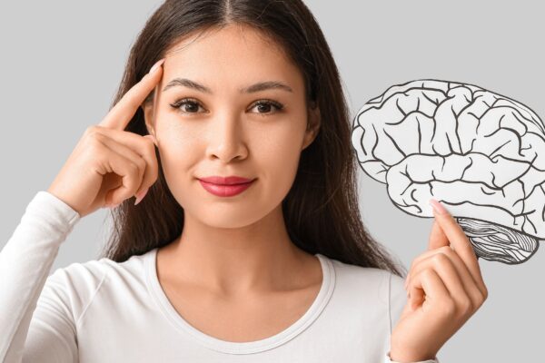 Criatividade diária protege a mente em qualquer idade. (Foto: Pixelshot via Canva)