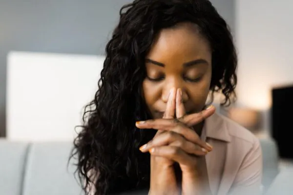 Estudo revela duplo risco nutricional entre mulheres negras. (Foto: Alamy via Canva)