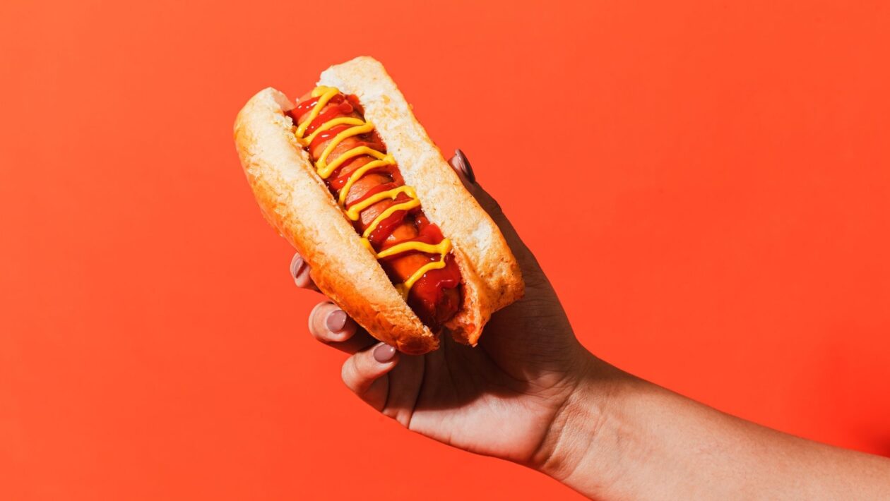 Nitritos e gorduras tornam os embutidos perigosos. (Foto: Corelens via Canva)