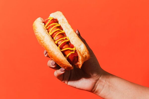 Nitritos e gorduras tornam os embutidos perigosos. (Foto: Corelens via Canva)