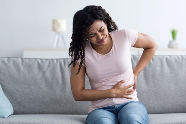 Dor lombar pode ser sinal de alerta nos rins. (Foto: Pocstock via Canva)