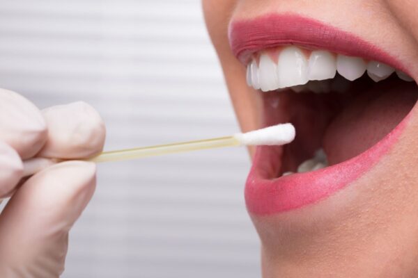 Gosto doce indica presença do vírus na boca. (Foto: Getty Images via Canva)