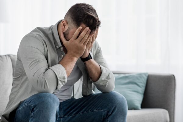 Homens acima de 40 veem impacto da queda da testosterona na saúde. (Foto: Prostock-studio via Canva)