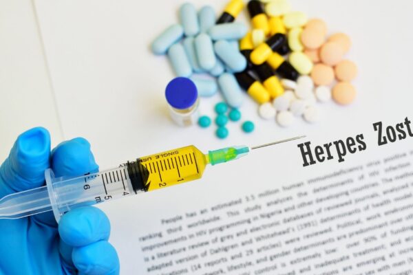 Vacina contra herpes-zóster pode reduzir risco de Alzheimer. (Foto: Getty Images via Canva)