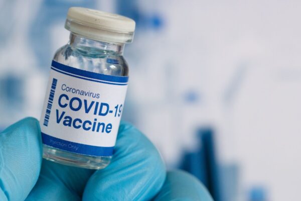 Vacinas de mRNA reprogramam o sistema imune contra tumores. (Foto: Getty Images via Canva)