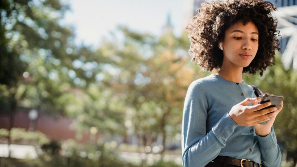 Redes sociais liberam dopamina e criam vício. (Foto: Pexels via Canva)