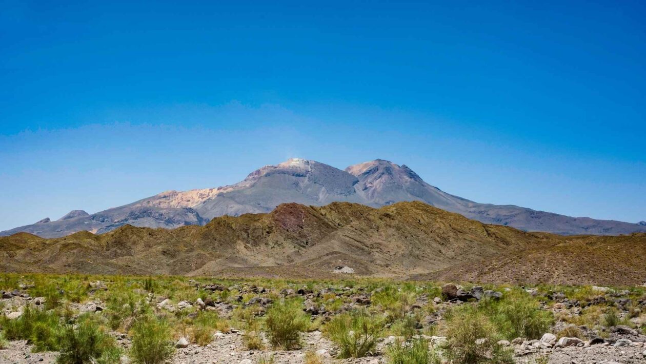 Vulcão Taftan mostra sinais de atividade após 700 mil anos (Crédito: Getty Images/ Canva Pro)