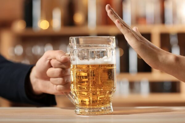 Jovens lideram aumento da abstinência e redução do consumo. (Foto: Pixelshot via Canva)