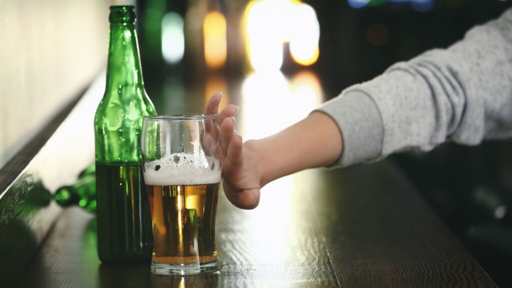 Homens e adultos de 25 a 44 anos bebem mais intensamente. (Foto: Pixelshot via Canva)