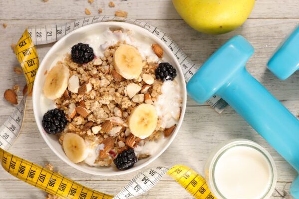 Nutrição pré-treino garante energia e foco nos exercícios. (Foto: Getty Images via Canva)