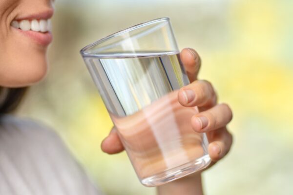 Beber água ajuda a manter o corpo hidratado e saudável. (Foto: Getty Images via Canva)