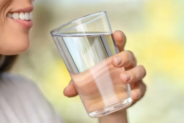 Beber água ajuda a manter o corpo hidratado e saudável. (Foto: Getty Images via Canva)