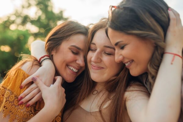 Amizades fortes retardam o envelhecimento celular. (Foto: Getty Images via Canva)