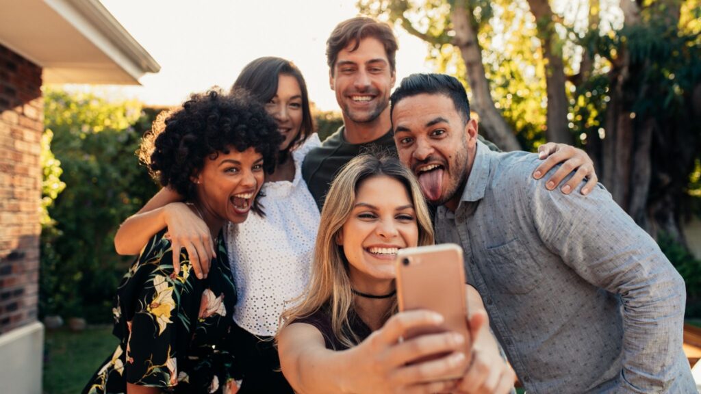 Relações duradouras promovem bem-estar e longevidade. (Foto: Jacob Lund via Canva)