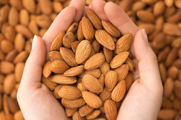 Amêndoas ajudam a reduzir o colesterol ruim (LDL). (Foto: Getty Images via Canva)