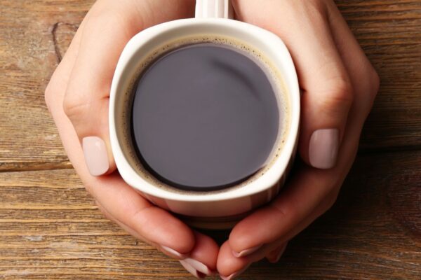 Café protege o coração e reduz riscos cardiovasculares. (Foto: Pixelshot via Canva)