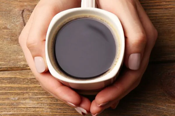 Café protege o coração e reduz riscos cardiovasculares. (Foto: Pixelshot via Canva)