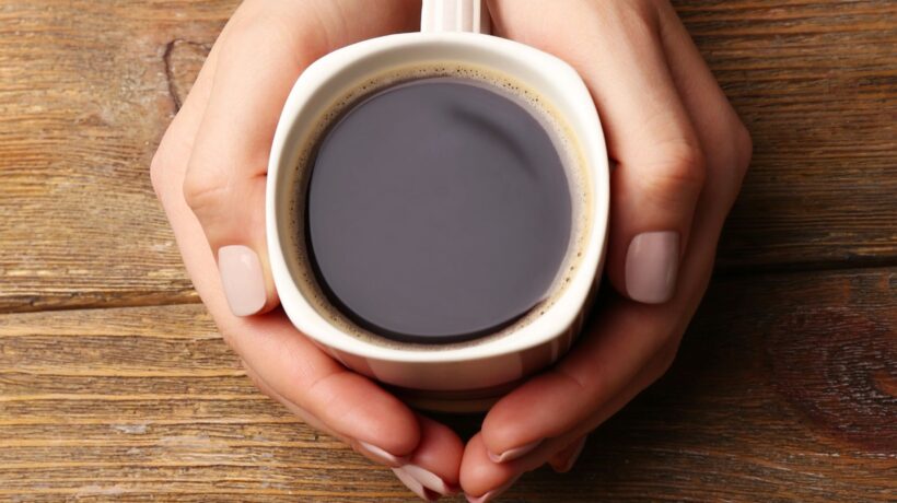 Café protege o coração e reduz riscos cardiovasculares. (Foto: Pixelshot via Canva)