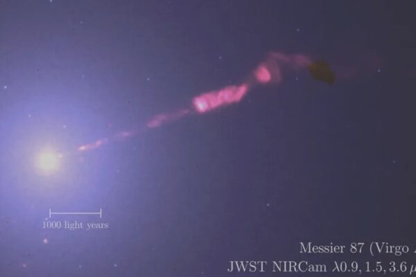 Imagem em infravermelho do JWST mostra o jato poderoso lançado pelo buraco negro de M87. (Imagem: Röder J et al (2025), Astronomy & Astrophysics/ CC BY 4.0)