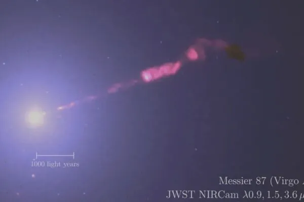 Imagem em infravermelho do JWST mostra o jato poderoso lançado pelo buraco negro de M87. (Imagem: Röder J et al (2025), Astronomy & Astrophysics/ CC BY 4.0)