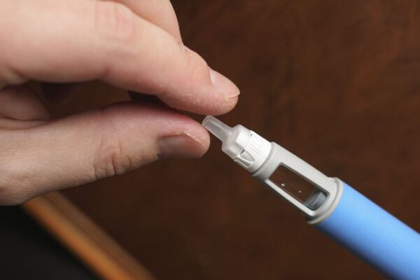 Canetas emagrecedoras exigem prescrição e acompanhamento médico. (Foto: Getty Images via Canva)