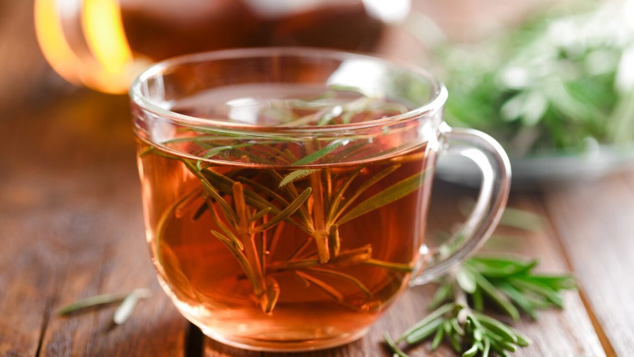 Alecrim pode ajudar a reduzir dores de cabeça na TPM. (Foto: Getty Images via Canva)