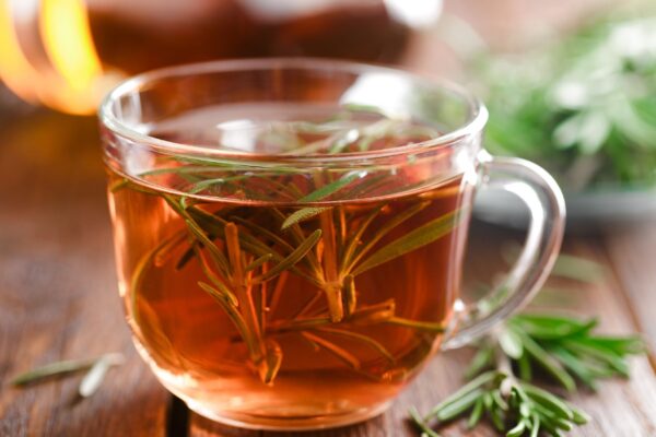 Alecrim pode ajudar a reduzir dores de cabeça na TPM. (Foto: Getty Images via Canva)