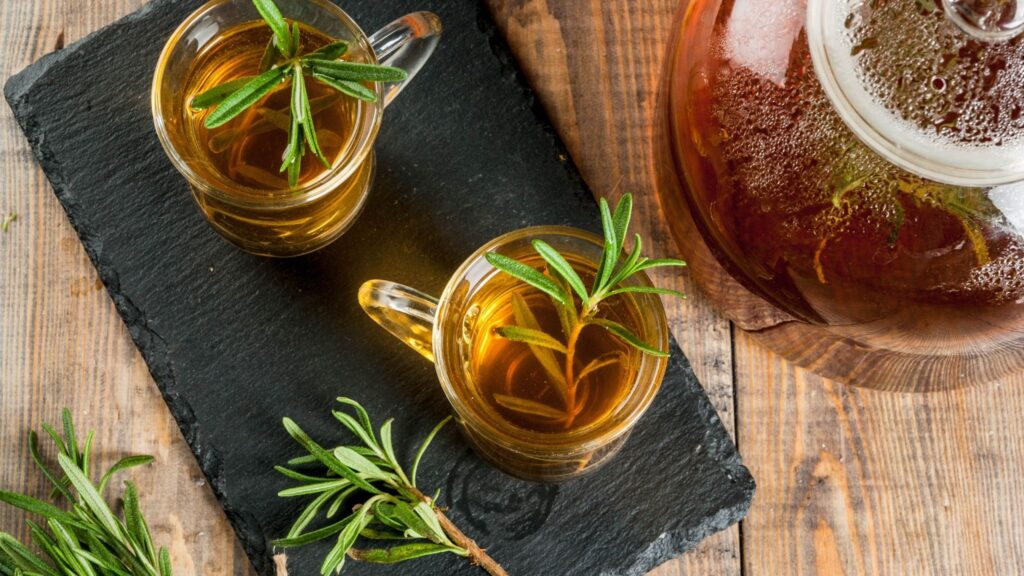 Infusão de alecrim contribui para melhor circulação e bem-estar. (Foto: Getty Images via Canva)