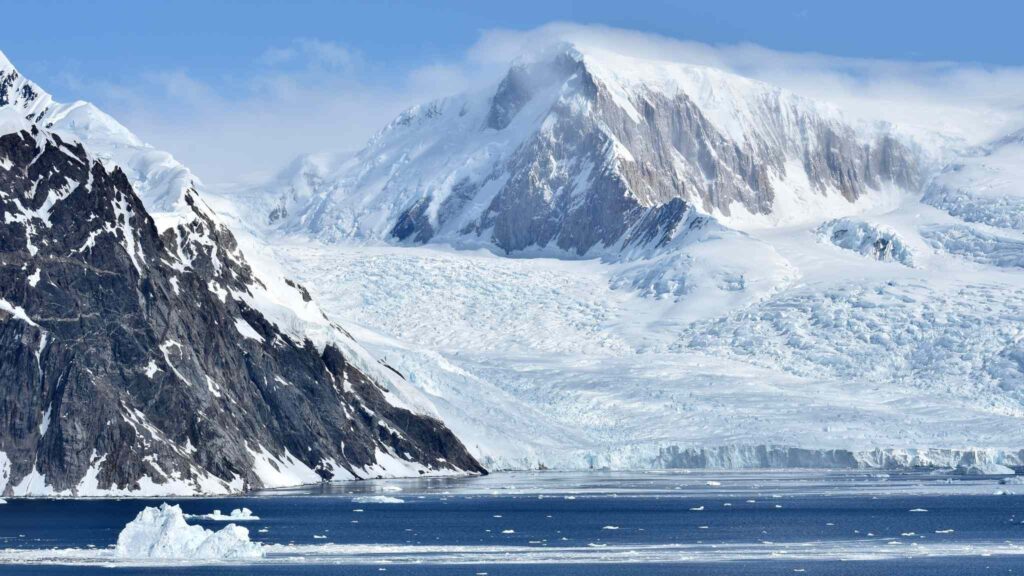 Colapso recorde na Antártida mostra fragilidade inédita de geleiras (Imagem: Getty Images/ Canva Pro)