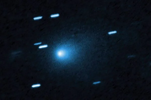 Cometa 3I/ATLAS brilha intensamente e revela coloração azul inédita (Imagem: NASA, ESA, David Jewitt (UCLA); Image Processing: Joseph DePasquale (STScI))