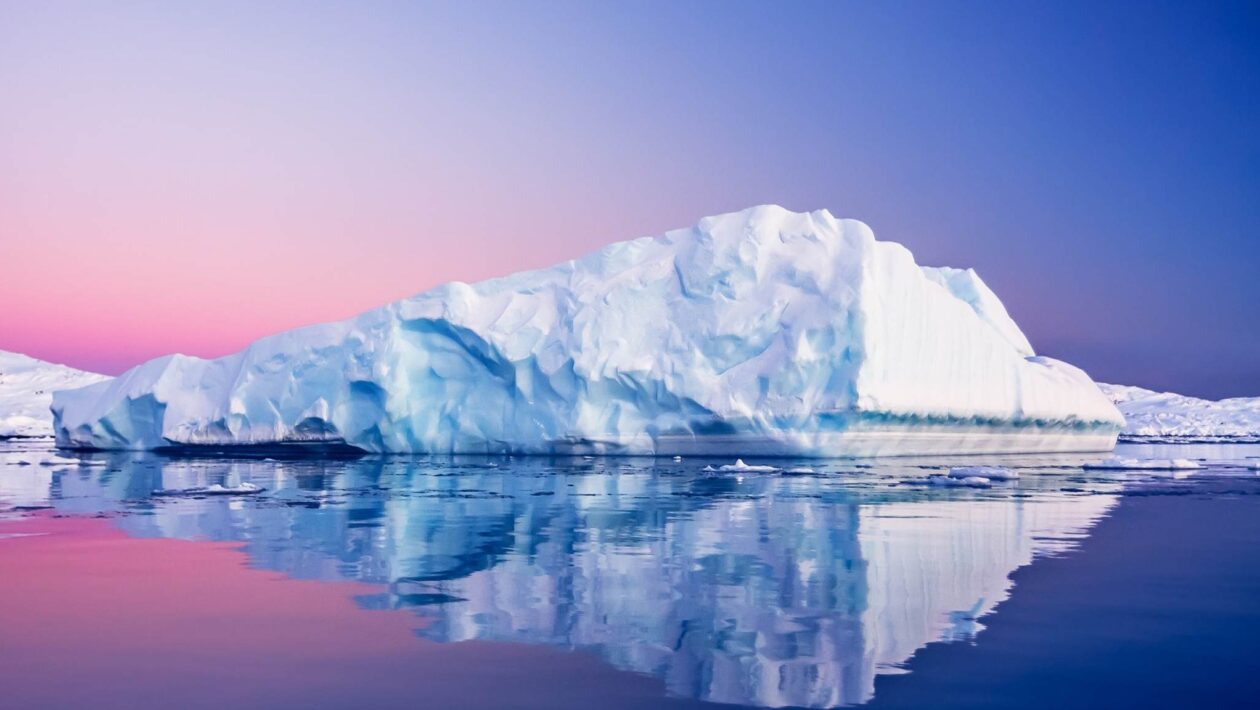 O continente oculto sob o gelo da Antártida começa a ser revelado (Imagem: Getty Images/ Canva Pro)