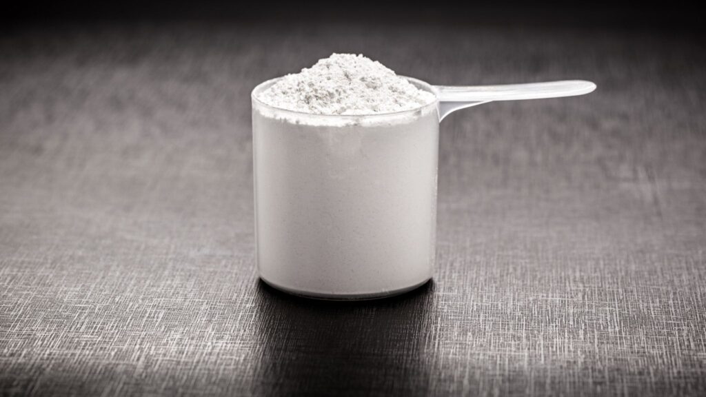 Dose correta de creatina é essencial para evitar efeitos adversos. (Foto: Getty Images via Canva)