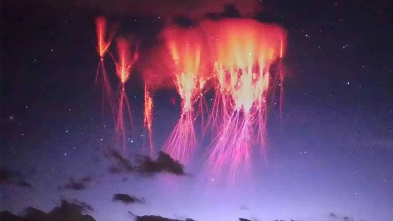 “Duende vermelho” ilumina céu australiano em fenômeno raro (Imagem: Dong Shuchang/WEIBO)