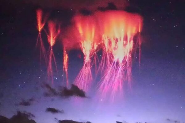 “Duende vermelho” ilumina céu australiano em fenômeno raro (Imagem: Dong Shuchang/WEIBO)